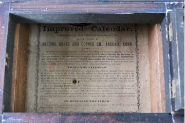 アメリカアンティーク　1870年頃　Ansonia Clock Company(アンソニア)　ローマ数字と日付目盛りを配した丸型文字盤の掛け時計　(R-091835)