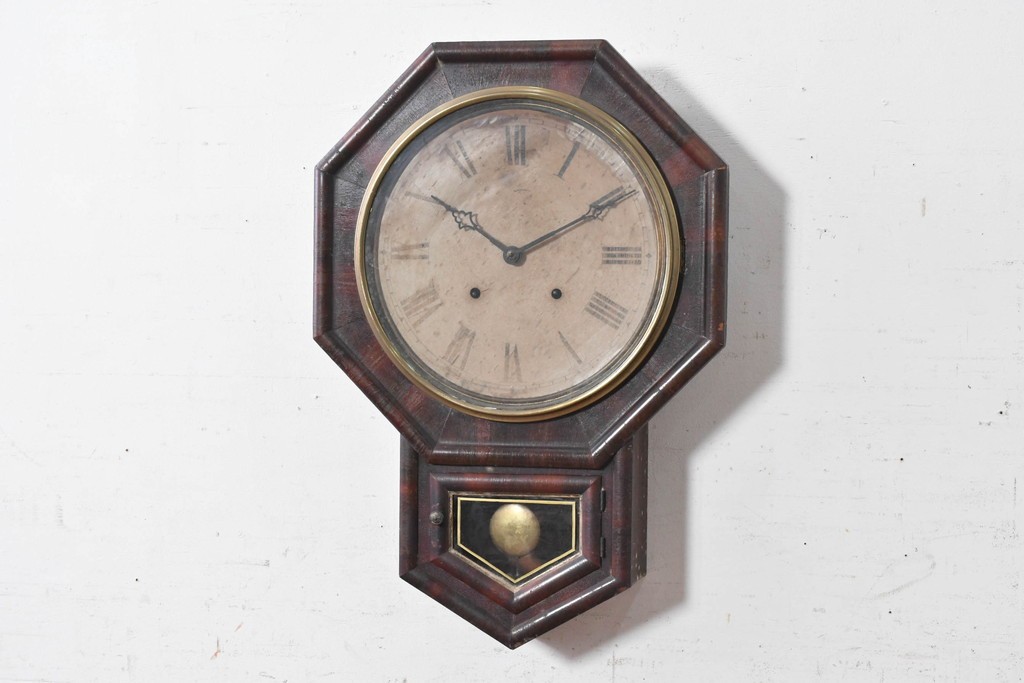 アメリカアンティーク　1870年から1890年頃　E. N. Welch Manufacturing Co.(E. N. ウェルチ)　八角形のフレームとローマ数字文字盤が目を引く掛け時計　(R-091836)