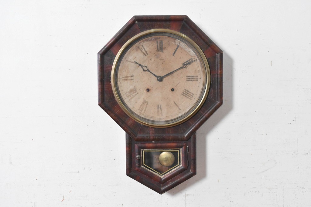 アメリカアンティーク　1870年から1890年頃　E. N. Welch Manufacturing Co.(E. N. ウェルチ)　八角形のフレームとローマ数字文字盤が目を引く掛け時計　(R-091836)
