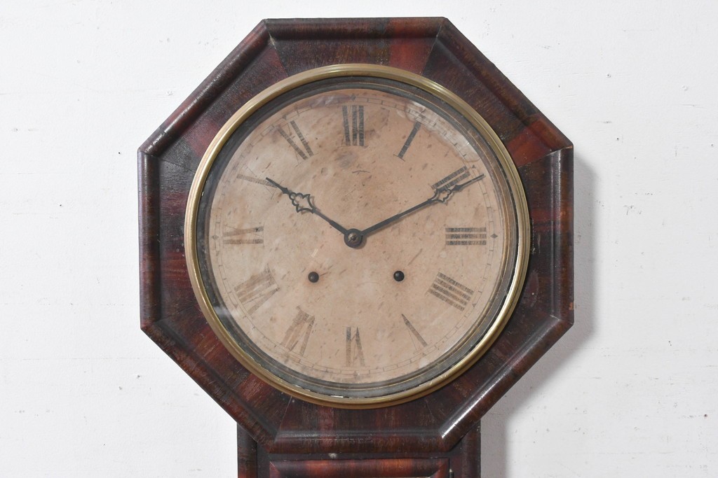 アメリカアンティーク　1870年から1890年頃　E. N. Welch Manufacturing Co.(E. N. ウェルチ)　八角形のフレームとローマ数字文字盤が目を引く掛け時計　(R-091836)