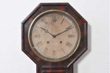 アメリカアンティーク　1870年から1890年頃　E. N. Welch Manufacturing Co.(E. N. ウェルチ)　八角形のフレームとローマ数字文字盤が目を引く掛け時計　(R-091836)