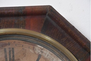 アメリカアンティーク　1870年から1890年頃　E. N. Welch Manufacturing Co.(E. N. ウェルチ)　八角形のフレームとローマ数字文字盤が目を引く掛け時計　(R-091836)