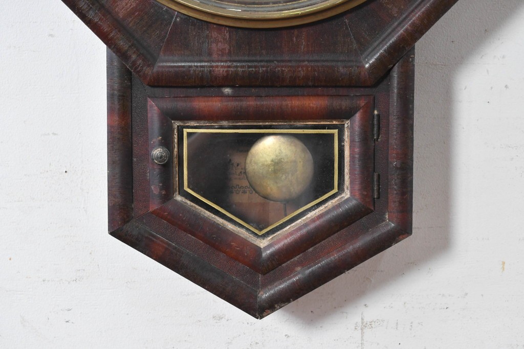 アメリカアンティーク　1870年から1890年頃　E. N. Welch Manufacturing Co.(E. N. ウェルチ)　八角形のフレームとローマ数字文字盤が目を引く掛け時計　(R-091836)