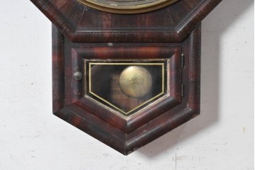 アメリカアンティーク　1870年から1890年頃　E. N. Welch Manufacturing Co.(E. N. ウェルチ)　八角形のフレームとローマ数字文字盤が目を引く掛け時計　(R-091836)