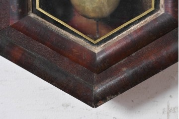 アメリカアンティーク　1870年から1890年頃　E. N. Welch Manufacturing Co.(E. N. ウェルチ)　八角形のフレームとローマ数字文字盤が目を引く掛け時計　(R-091836)