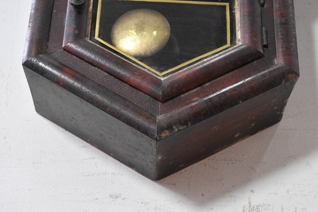 アメリカアンティーク　1870年から1890年頃　E. N. Welch Manufacturing Co.(E. N. ウェルチ)　八角形のフレームとローマ数字文字盤が目を引く掛け時計　(R-091836)