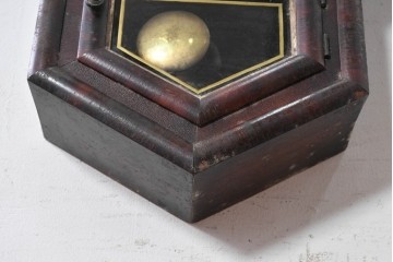 アメリカアンティーク　1870年から1890年頃　E. N. Welch Manufacturing Co.(E. N. ウェルチ)　八角形のフレームとローマ数字文字盤が目を引く掛け時計　(R-091836)