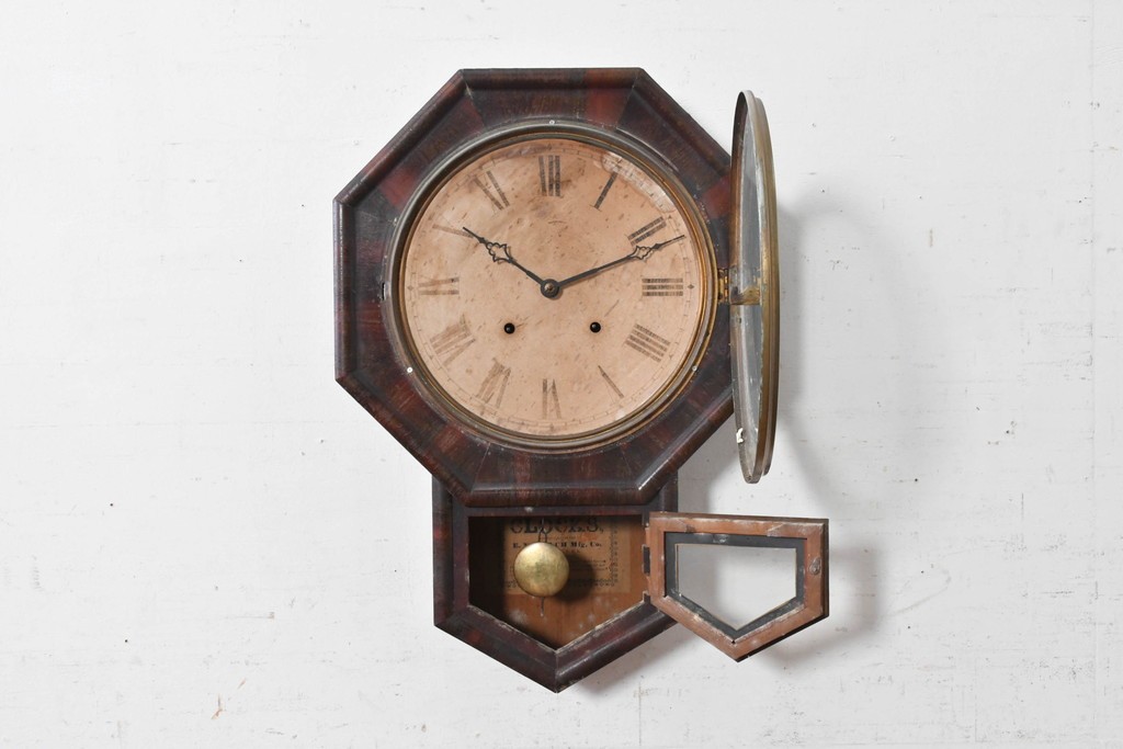 アメリカアンティーク　1870年から1890年頃　E. N. Welch Manufacturing Co.(E. N. ウェルチ)　八角形のフレームとローマ数字文字盤が目を引く掛け時計　(R-091836)