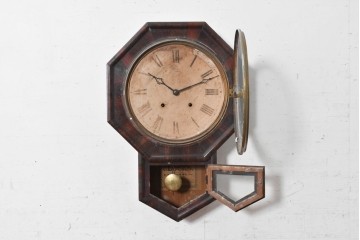 アメリカアンティーク　1870年から1890年頃　E. N. Welch Manufacturing Co.(E. N. ウェルチ)　八角形のフレームとローマ数字文字盤が目を引く掛け時計　(R-091836)