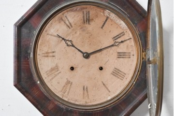 アメリカアンティーク　1870年から1890年頃　E. N. Welch Manufacturing Co.(E. N. ウェルチ)　八角形のフレームとローマ数字文字盤が目を引く掛け時計　(R-091836)
