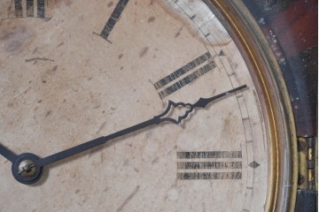 アメリカアンティーク　1870年から1890年頃　E. N. Welch Manufacturing Co.(E. N. ウェルチ)　八角形のフレームとローマ数字文字盤が目を引く掛け時計　(R-091836)