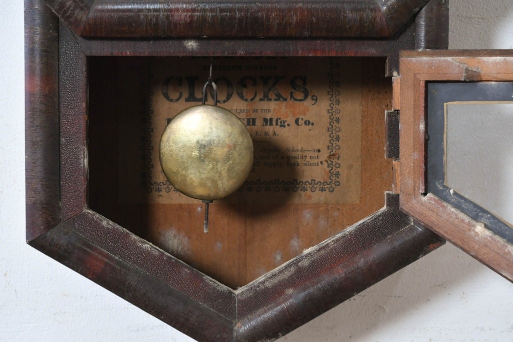 アメリカアンティーク　1870年から1890年頃　E. N. Welch Manufacturing Co.(E. N. ウェルチ)　八角形のフレームとローマ数字文字盤が目を引く掛け時計　(R-091836)