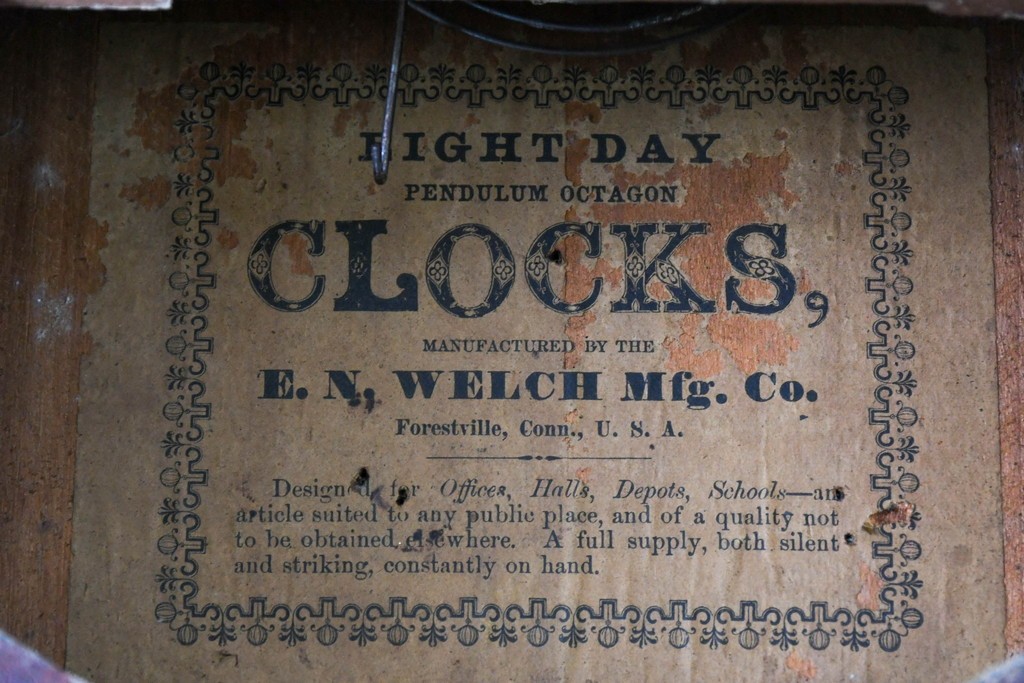 アメリカアンティーク　1870年から1890年頃　E. N. Welch Manufacturing Co.(E. N. ウェルチ)　八角形のフレームとローマ数字文字盤が目を引く掛け時計　(R-091836)
