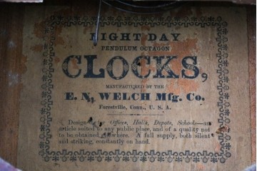 アメリカアンティーク　1870年から1890年頃　E. N. Welch Manufacturing Co.(E. N. ウェルチ)　八角形のフレームとローマ数字文字盤が目を引く掛け時計　(R-091836)