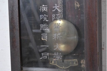 アメリカアンティーク　1920年頃　Ansonia Clock Company(アンソニア)　特大サイズ　丸型文字盤とガラス窓の掛け時計　(R-091840)