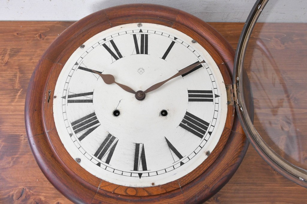 アメリカアンティーク　Ansonia Clock Company(アンソニア)　ローマ数字の文字盤を備えた丸型掛け時計　(R-091843)