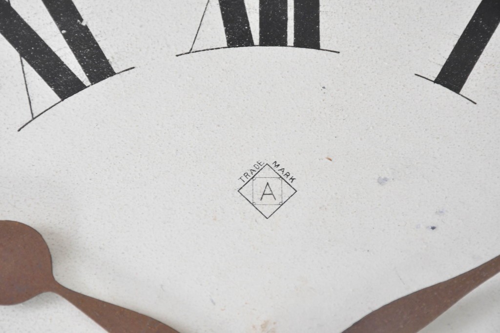 アメリカアンティーク　Ansonia Clock Company(アンソニア)　ローマ数字の文字盤を備えた丸型掛け時計　(R-091843)