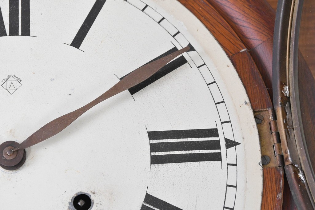 アメリカアンティーク　Ansonia Clock Company(アンソニア)　ローマ数字の文字盤を備えた丸型掛け時計　(R-091843)