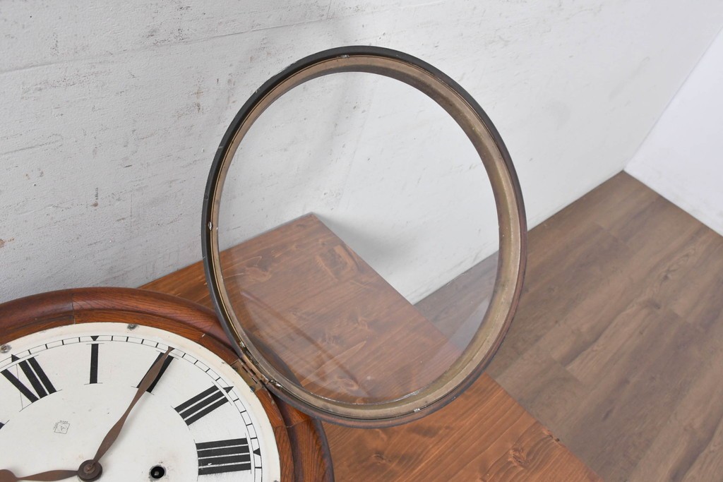 アメリカアンティーク　Ansonia Clock Company(アンソニア)　ローマ数字の文字盤を備えた丸型掛け時計　(R-091843)