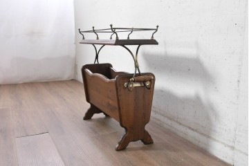 中古　イタリア製　真鍮フレームと古材の組み合わせがクラシカルなマガジンラック　定価約8万3千円　(R-091846)