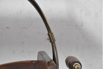 中古　イタリア製　真鍮フレームと古材の組み合わせがクラシカルなマガジンラック　定価約8万3千円　(R-091846)