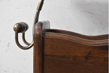 中古　イタリア製　真鍮フレームと古材の組み合わせがクラシカルなマガジンラック　定価約8万3千円　(R-091846)
