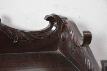 イギリスアンティーク　1900年頃　高級品　マホガニー材　曲線彫刻を随所に施した凝った作りの4段オープンラック　(R-091848)