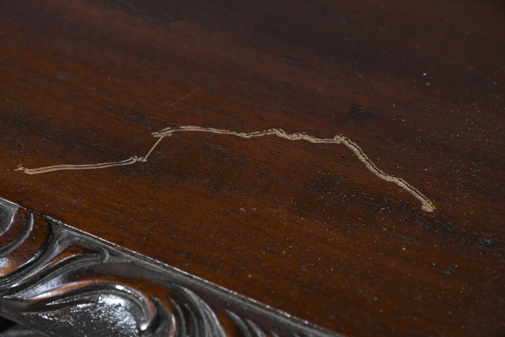 イギリスアンティーク　1900年頃　高級品　マホガニー材　曲線彫刻を随所に施した凝った作りの4段オープンラック　(R-091848)