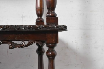 イギリスアンティーク　1900年頃　高級品　マホガニー材　曲線彫刻を随所に施した凝った作りの4段オープンラック　(R-091848)