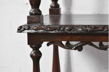 イギリスアンティーク　1900年頃　高級品　マホガニー材　曲線彫刻を随所に施した凝った作りの4段オープンラック　(R-091848)