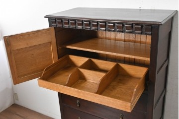 イギリスアンティーク　1910年頃　オーク材　彫刻入り扉と4杯の引き出しを備えたチェスト　(R-091849)