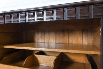 イギリスアンティーク　1910年頃　オーク材　彫刻入り扉と4杯の引き出しを備えたチェスト　(R-091849)