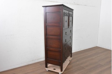 イギリスアンティーク　1910年頃　オーク材　彫刻入り扉と4杯の引き出しを備えたチェスト　(R-091849)