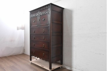 イギリスアンティーク　1910年頃　オーク材　彫刻入り扉と4杯の引き出しを備えたチェスト　(R-091849)
