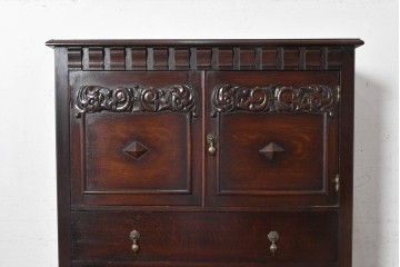 イギリスアンティーク　1910年頃　オーク材　彫刻入り扉と4杯の引き出しを備えたチェスト　(R-091849)