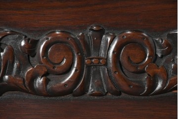 イギリスアンティーク　1910年頃　オーク材　彫刻入り扉と4杯の引き出しを備えたチェスト　(R-091849)