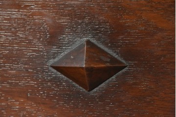 イギリスアンティーク　1910年頃　オーク材　彫刻入り扉と4杯の引き出しを備えたチェスト　(R-091849)