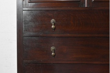 イギリスアンティーク　1910年頃　オーク材　彫刻入り扉と4杯の引き出しを備えたチェスト　(R-091849)