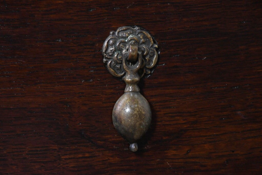 イギリスアンティーク　1910年頃　オーク材　彫刻入り扉と4杯の引き出しを備えたチェスト　(R-091849)