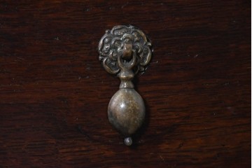 イギリスアンティーク　1910年頃　オーク材　彫刻入り扉と4杯の引き出しを備えたチェスト　(R-091849)
