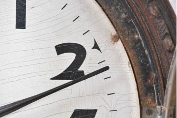 和製アンティーク　明治期　横浜エムズイ商会　彫刻入りの丸型掛け時計　(R-091854)