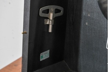 和製ヴィンテージ　昭和中期　愛知時計電機(アイチ、AICHI)　大型サイズ!!　振り子が見えるガラス扉と立体装飾の掛け時計　(R-091860)