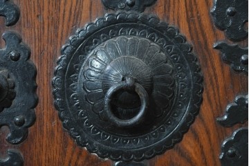 和製アンティーク　明治期　上手物　前面欅材　重厚な黒金具を配した仙台箪笥　(R-091864)
