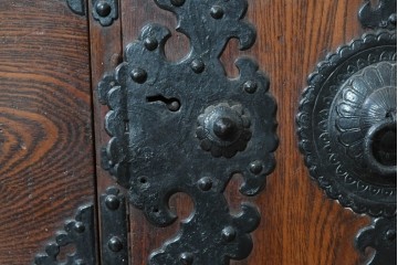 和製アンティーク　明治期　上手物　前面欅材　重厚な黒金具を配した仙台箪笥　(R-091864)