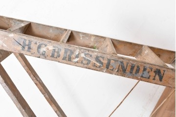 【簡易リペア限定品】　イギリスアンティーク　使い込まれた風合いとアルファベットの文字が味わい深い木製脚立　※ディスプレイ用　(R-091865)