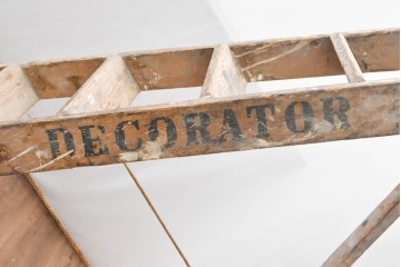 【簡易リペア限定品】　イギリスアンティーク　使い込まれた風合いとアルファベットの文字が味わい深い木製脚立　※ディスプレイ用　(R-091865)