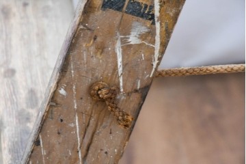 【簡易リペア限定品】　イギリスアンティーク　使い込まれた風合いとアルファベットの文字が味わい深い木製脚立　※ディスプレイ用　(R-091865)