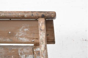 【簡易リペア限定品】　イギリスアンティーク　使い込まれた風合いとアルファベットの文字が味わい深い木製脚立　※ディスプレイ用　(R-091865)