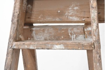 【簡易リペア限定品】　イギリスアンティーク　使い込まれた風合いとアルファベットの文字が味わい深い木製脚立　※ディスプレイ用　(R-091865)