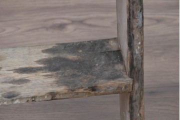 【簡易リペア限定品】　イギリスアンティーク　使い込まれた風合いとアルファベットの文字が味わい深い木製脚立　※ディスプレイ用　(R-091865)